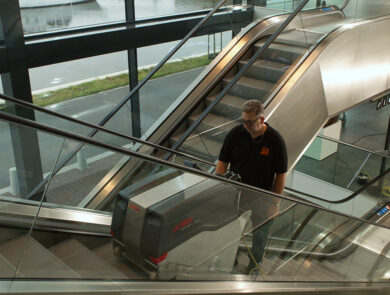 Roltrapreiniging met Ron achter de machine