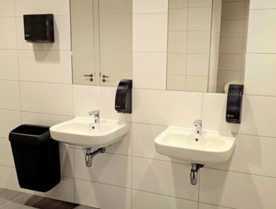 Sanitaire supplies opgehangen in sanitaire ruimte