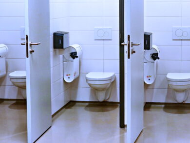 De hygienebox van Raggers getoond in 3 toiletten naast elkaar
