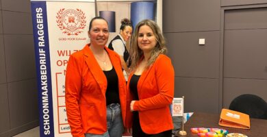 Sabrina en Stefanie tijdens de banenmarkt op Schiphol